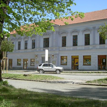 Hotel U Cerneho Orla Kostelec nad Cernymi Lesy Exterior photo