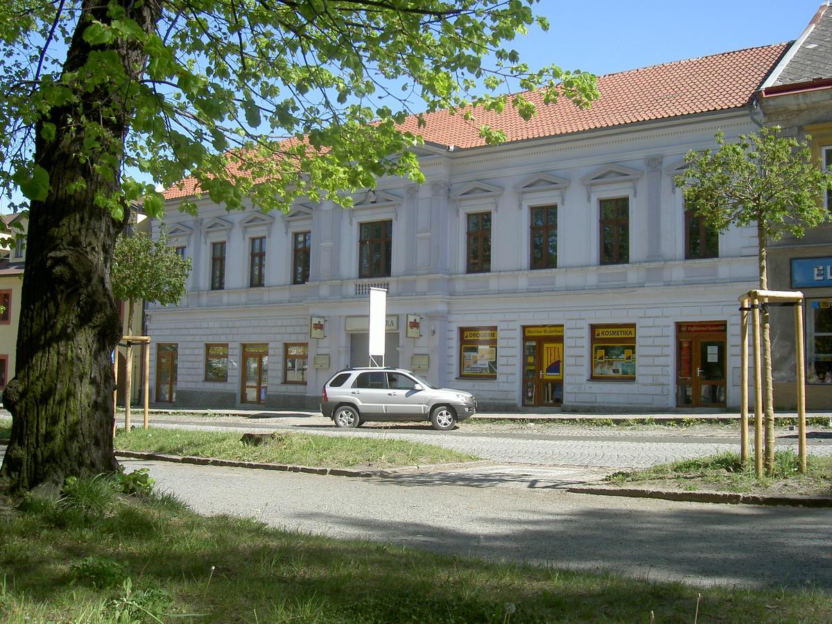 Hotel U Cerneho Orla Kostelec nad Cernymi Lesy Exterior photo